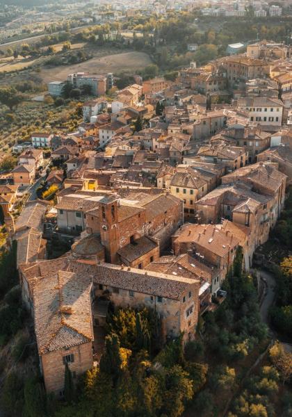 Vista aerea di un borgo storico circondato da natura.